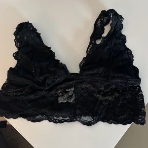 Svart spetsbh  - Svart spets bh från Gina Tricot. 