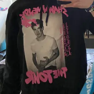 Säljer denna Shawn Mendes tröja då den blivit lite liten. Den är från HM och i bra skick  Skriv gärna för fler bilder och pris kan diskuteras