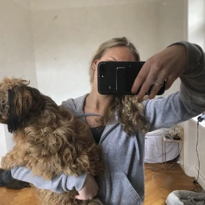 Juciy couture  - Säljer denna super sköna och fina juciy couture hoodien i storlek M. Använt fåtal gånger Max 5. Nästan helt ny men rensar garderoben💗💗 Jätte skön och inte för tajt alls! skriv vid intresse!!