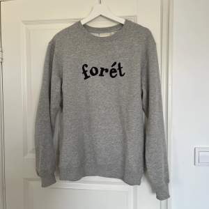 Fin sweatshirt från Forét. Använd ett fåtal gånger.