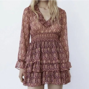 Zara klänning - Säljer denna ursnygga och slutsålda sommarklänningen från Zara!🌟🌟