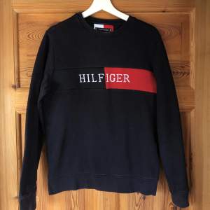 Marinblå Tommy hilfiger sweatshirt herr, använd men i ett fint skick. Säljer då den inte kommer till användning.  Franken ingår i priset💙