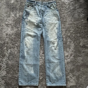 Blå jeans - Jeansen är köpta på en annan second hand plattform och har inte blivit använda sedan dess. Jeans är i relativt bra skick med tanke på att designen är menad att vara lite sliten.  Passform: straight Meddela vid intresse eller köp direkt i appen!