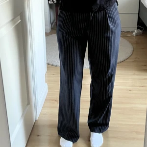 Randiga kostymbyxor - Mörkblå kostymbyxor med vita smala ränder från Pieces! I mycket bra skick. 