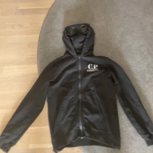 Cp company hoodie - Säljer nu min cp company hoodie som jag köpte för ca ett halvår sedan pga att jag ej har använt den så mycket o den mest har blivit liggande i min garderob. Tröjan är i mycket fint skick