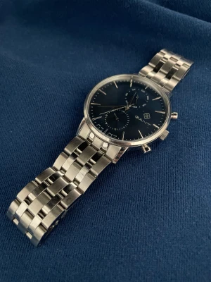 Gant Chronograph 40mm  - Sjukt fin Gant Chronograph på 40mm, på urtavlan finns det veckodagar och månadsskiftet. Det är en 2020 modell som köptes för 2900kr. Dagens retail pris ligger inte så mycket lägre än det, klockan håller sitt värde bra. Den är aldrig repad, skadad, tappad.