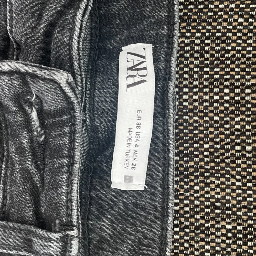Ett par svarta Zara jeans! Bra kvalitet men är tyvärr för små för mig nu. Storlek S/36. Jeans & Byxor.