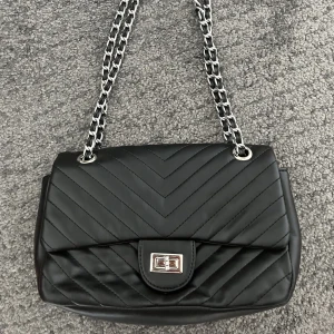 Black medium bag - Black medium handbag, in good condition.