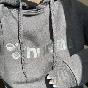 Hummel-hoodie - Svart hoodie från Hummel.  Köpare står för frakt 