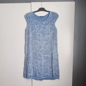 Klänning  - Nyskick linne klänning använd bara 1 gång. Köpte från Amalfi kust. Stl M/L