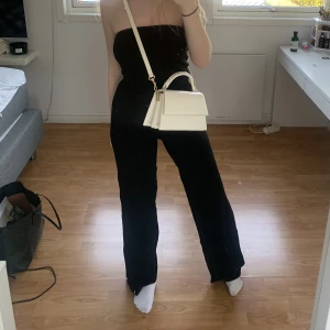 Ribbade byxor  - Ribbade byxor som är långa i benen från NA-KD som inte kommer till användning❣️