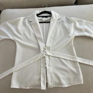 Vit fin blus  - Säljer denna jättefina skjortan på grund av den inte kommer till användning längre. 