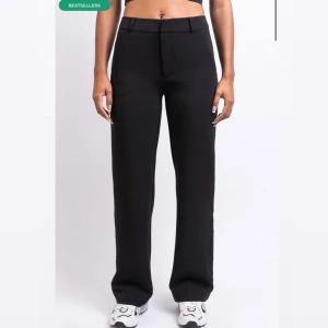 Kostym byxor  - Säljer mina super snygga kostymbyxor ifrån madlady.Byxorna har tyvärr blivit för korta för mig därav säljs dem.Dem är i fint skick och inte använda så mycket.Nypris:599kr