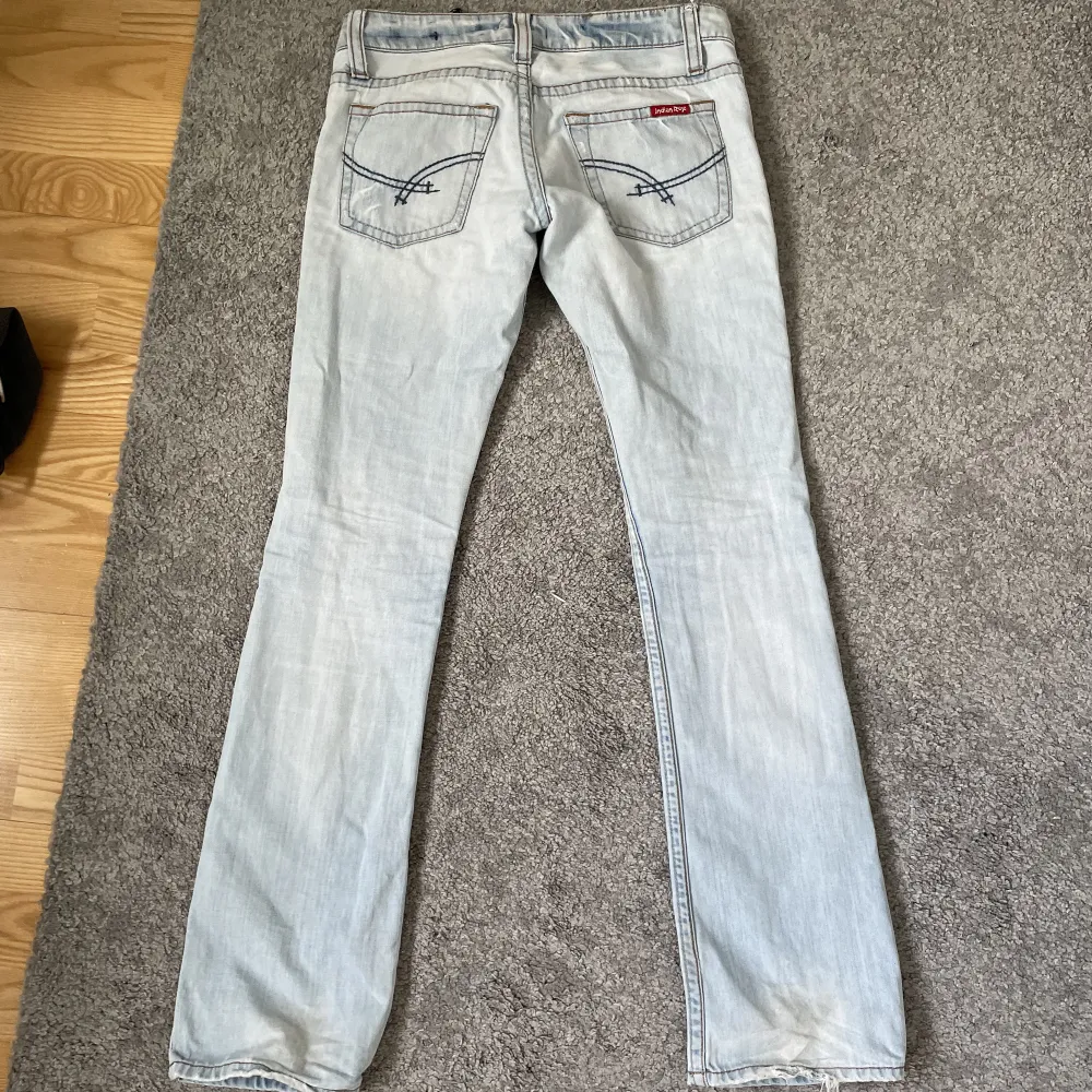 Skitsnygga jeans från Indian rose. Säljer då dom inte passar💕Midjemått: 82 cm. Innerbenslängd: 86 cm💕Jag är 170 och dom är jättelånga på mig💕. Jeans & Byxor.