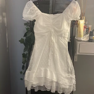 Vit klänning  - Hej säljer nu klänningen jag hade beställt för skolavslutningen, alltså aldrig använd bra skick och väldigt bra passform på, pris kan diskuteras hör av dig vid funderingar💞
