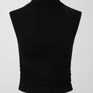 Topp - Säljer denna helt nya toppen i svart från gina tricot. Helt ny med prislapp, säljer pågrund utav fel färg! 