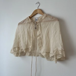 Söt cape i rosa - Sötaste capen att ha om axlarna och knyts i fram. Passar en XXS-M, från Zara. I mycket fint skick och endast använda ett fåtal gånger 🤍