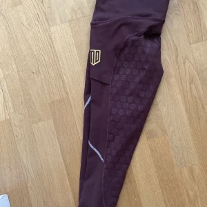 Maya dolorez byxor - Ett par maya dolorez byxor köpta 2022 andvända lite men ser ut som ny skick inga hål och är inte slitna på baken men har lite slitnader på md märket men annars väldigt bra skick.