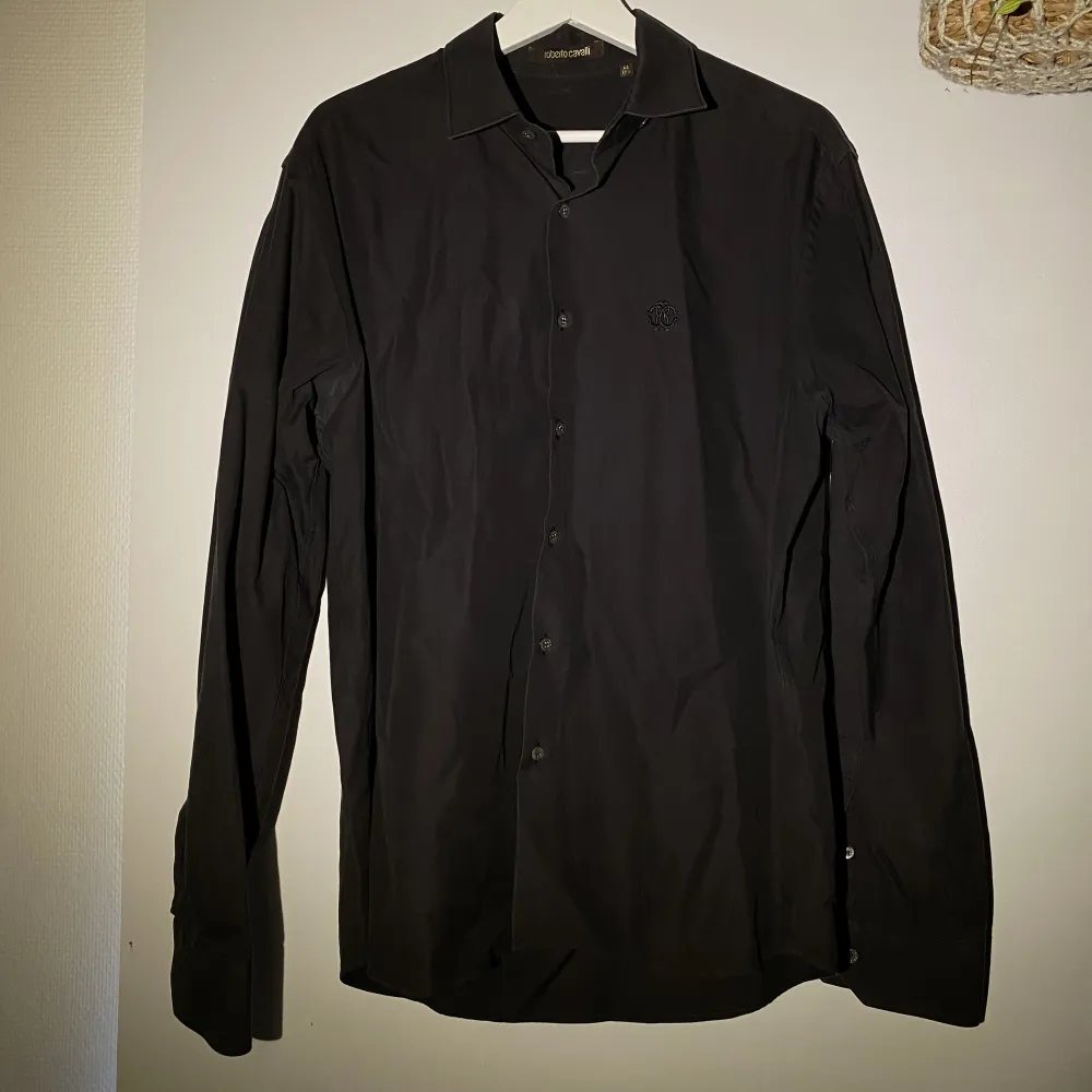 Hej, säljer en skjorta från det italienska märket Roberto Cavalli. Storlek 44, 17 1/2. Motsvarar Large/XL. Den är i mycket bra skick. Nypris runt 5000/6000 kr. Finns QR att skanna inuti för att se äkthetsbevis. Väldigt hög kvalite på tyget. Hör av dig.. Skjortor.