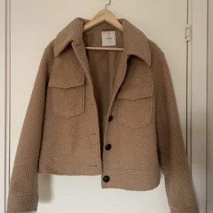 Teddyjacka  - Använt ett par gånger men väldigt bra skick, ser nästan ut som ny. Funkar perfekt till hösten och våren. 