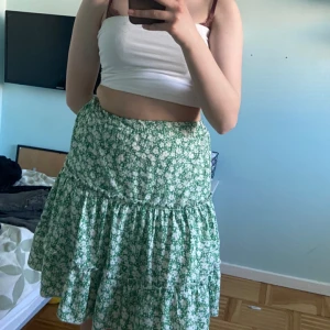 Grön kjol  - Säljer den här superfina kjolen med inbyggda shorts! Använd rätt så mycket förra sommaren men fortfarande i jättefint skick! 