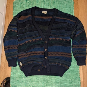 Kofta - En snygg kofta från märket toorallie, påminner om Coogi, kan frakta eller mötas i Stockholm 