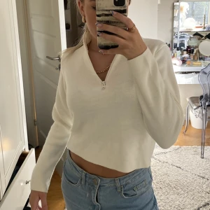 Vit tröja med zip-up - Skitsnygg stickad tröja från nakd. Knappt använd i storlek xs💘