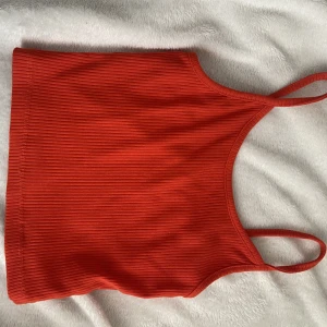 Orange ribbad linne - från newyorker i strl xs. Kan frakta och mötas i Malmö. Använd fåtal gånger 