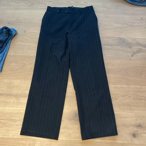 Kostymbyxor - Har sytt till storleken själv så kanske inte toppkvalitet men najs endå!! Ungefär storlek 29/30