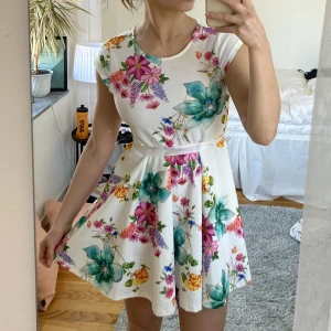 Sommarklänning - Färgglad sommarklänning som är helt oanvänd! Knyts där bak så man kan justera midjan hur man vill, passar nog xxs/xs då den inte är så lång. Pris kan diskuteras💗