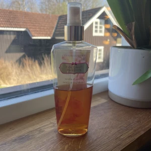 Body mist  - Victoria secret body mist i coconut passion💞säljer då den inte kommer till användning längre! Ungefär halva kvar (se bild). Köparen står för frakt💌