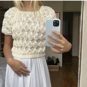 Superfin stickad tshirt - Säljer denna superfina tröja som jag köpt här på plick. Får tyvärr ej användning för den. Storlek S. Säljes för 100kr❤️