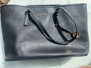 Michael kors väska  - Svart väska från Michael kors. Finns plats för en MacBook 