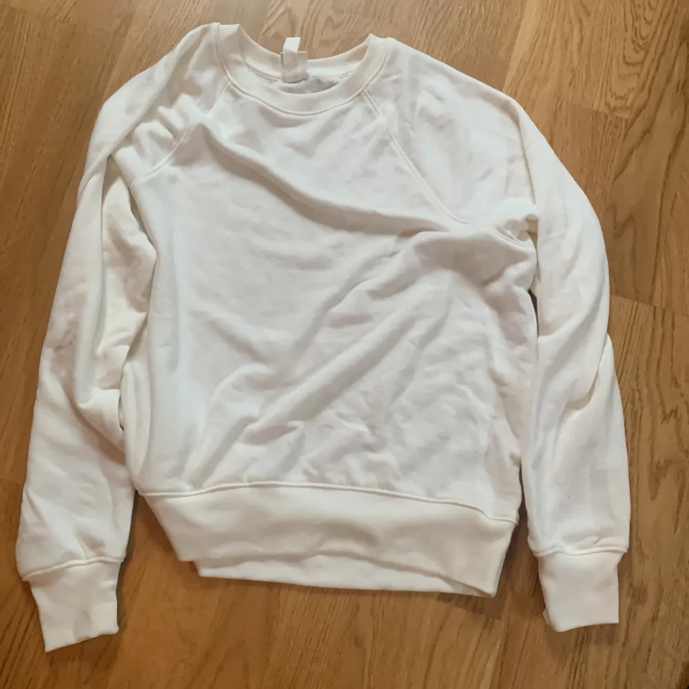 Vit sweatshirt från Hm. Inte använd alls mycket. Tunt fint material. . Tröjor & Koftor.