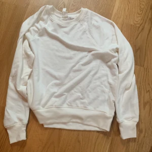 Sweatshirt - Vit sweatshirt från Hm. Inte använd alls mycket. Tunt fint material. 