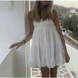 Zara klänning - Jättefin sommarklänning från zara, sparsamt använd❤️ storlek m men passar mig som brukar ha S i klänningar 🙏🏼