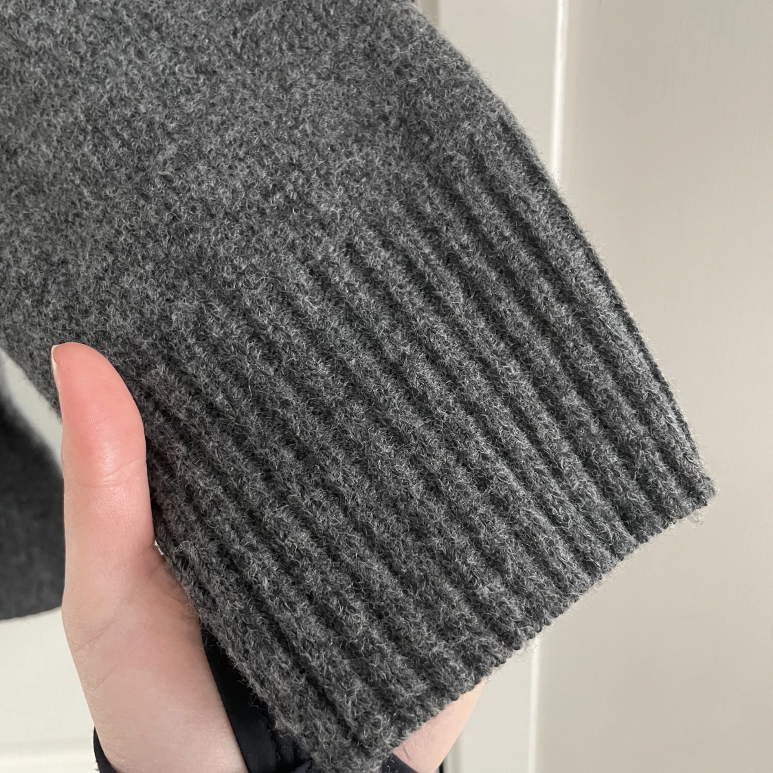 Stickad tröja mörkgrå  - 91