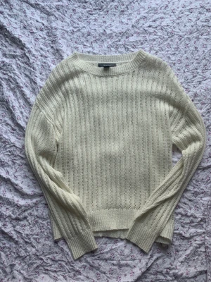 Stickad tröja  - Såå söt tröja till vår/sommar 🌸Storlek M men passar S oxå Köparen står för frakten 💕