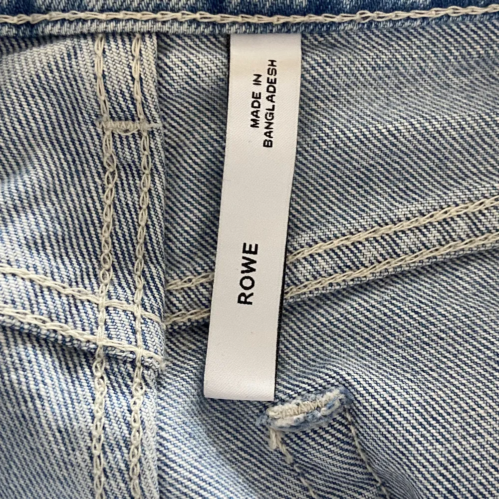Jeans i modellen Rowe från weekday, fint skick men kommer inte till användning då de är för små💕 hög midja och i bra skick. Jeansen är i storlek 24/32 men har passar mig som har 25❤️ kom privat för fler bilder🫶🏻nypris-590,pris kan diskuteras vid snabb affär. Jeans & Byxor.