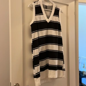 Klänning - Klänning från hm storlek S, aldrig använd. ENDAST UPPHÄMTNING I TROLLHÄTTAN 