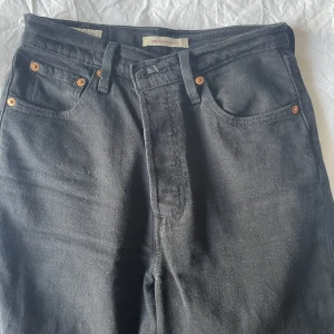 Levis ribcage jeans - Säljer mina fina Levis ribcage jeans som jag tyvärr växt ur. Sitter jättefint, tajta upptill men går lite utåt nertill. Är i Stl 26 och längd 27. Skulle säga den är som en small och passar mig långdmässigt som är 165 cm lång!