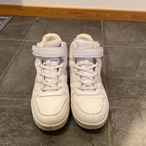 Vita sneakers - Mina favorit sneakers som jag nu tyvärr måste sälja på grund av fot växt. Passar till allt, tajts, jeans, kjol. Nypris 1500. Mitt pris :400