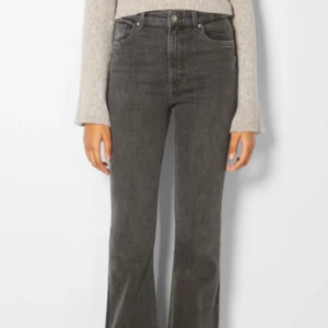 Utsvängda bershka jeans - Så snygga jeans från bershka jag tyvärr inte använder längre! Strl 38 men dom har krympt lite tvätten så passar 36 med, för långa på mig som är 166 💗 