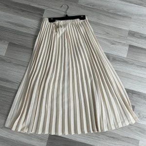 Kjol - Beige längre kjol från ginatricot, använd max 2 gånger, den är som helt ny 💞