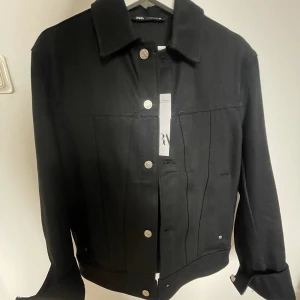 Jeans jacka zara S - Jeans jacka från zara i storlek S. Aldrig använd. Nypris 559kr. Du står för 51kr frakt.