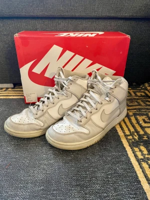 Nike Dunk High Retro  - Original pris 2800kr. Sälj för 400kr. Här har vi ett par fina Nike Dunk High Retro skor. Storlek 43/44. Skick 6,5/10. Skriv för mer bilder eller om ni undrar något.😉