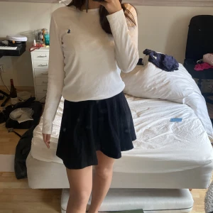 Svart minikjol - Jättefin svart minikjol som faller på ett flowy vågigt sätt🤍 Perfetk till sommarn med en tröja eller t shirt till. Gott skick!