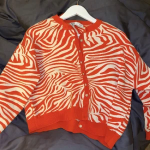 SÖKER - Söker denna kofta fårn zara i storlek Xs, S eller möjligtvis M. Snälla hör av er om ni har en så kan detaljer diskuteras då privat ❤️❤️🙏