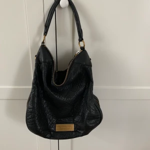Marc Jacobs väska - Jättefin lite större väska från Marc Jacobs med dragkedje detaljer på sidorna. Fint skick 