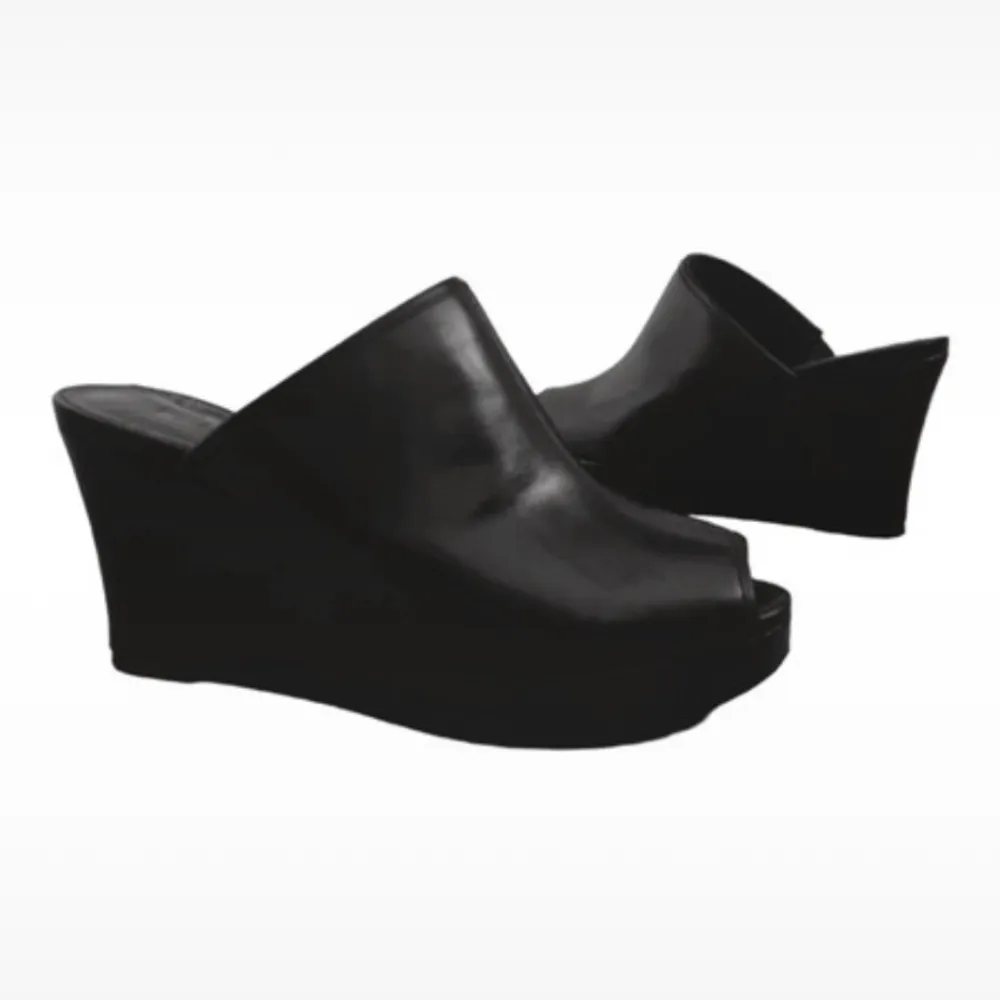 ⭐️ Högkalckade sandaler i svart ⭐️ Små slitningar längst framme på botten, annars är dem i väldigt bra skick! 💌 från sent 90-tal. . Skor.